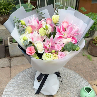 延边9朵玫瑰混搭百合，爱恋纯真无邪